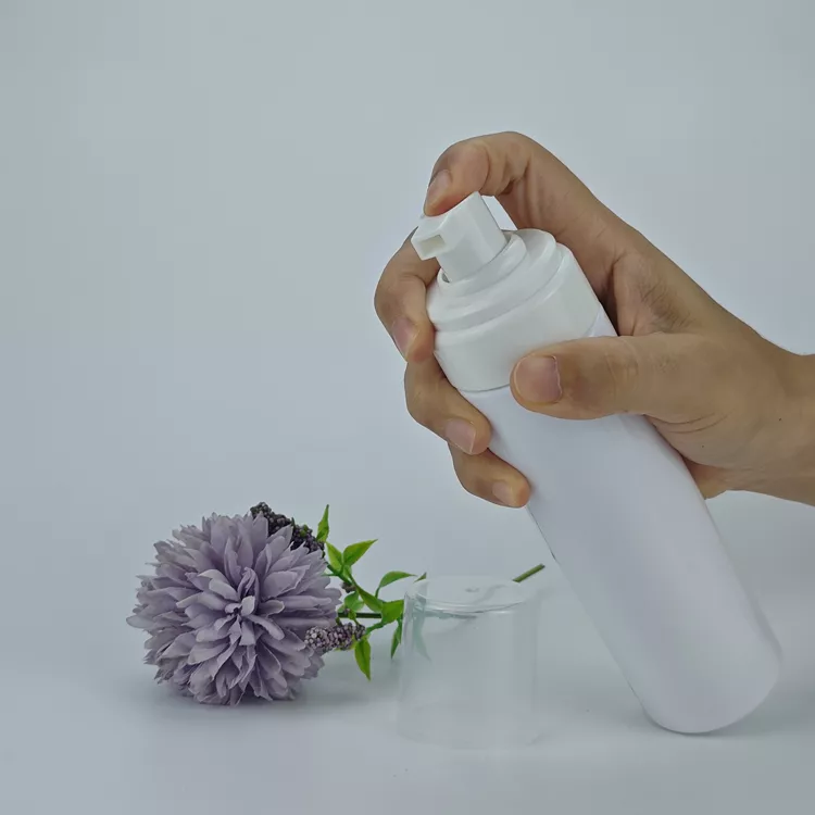 Cosmetic bottle with foam pump